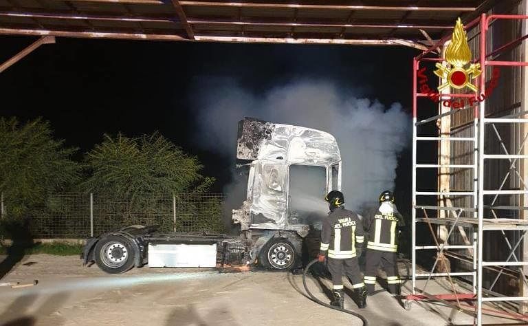 Macchiareddu, incendio in una ditta di verniciatura industriale: fiamme alte, vigili del fuoco in azione