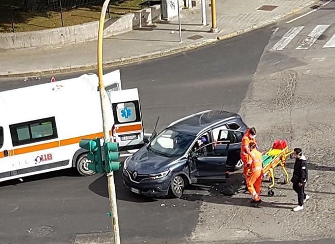 Cagliari, schianto all’incrocio di via Is Maglias: Opel contro Renault, una donna ferita in ambulanza