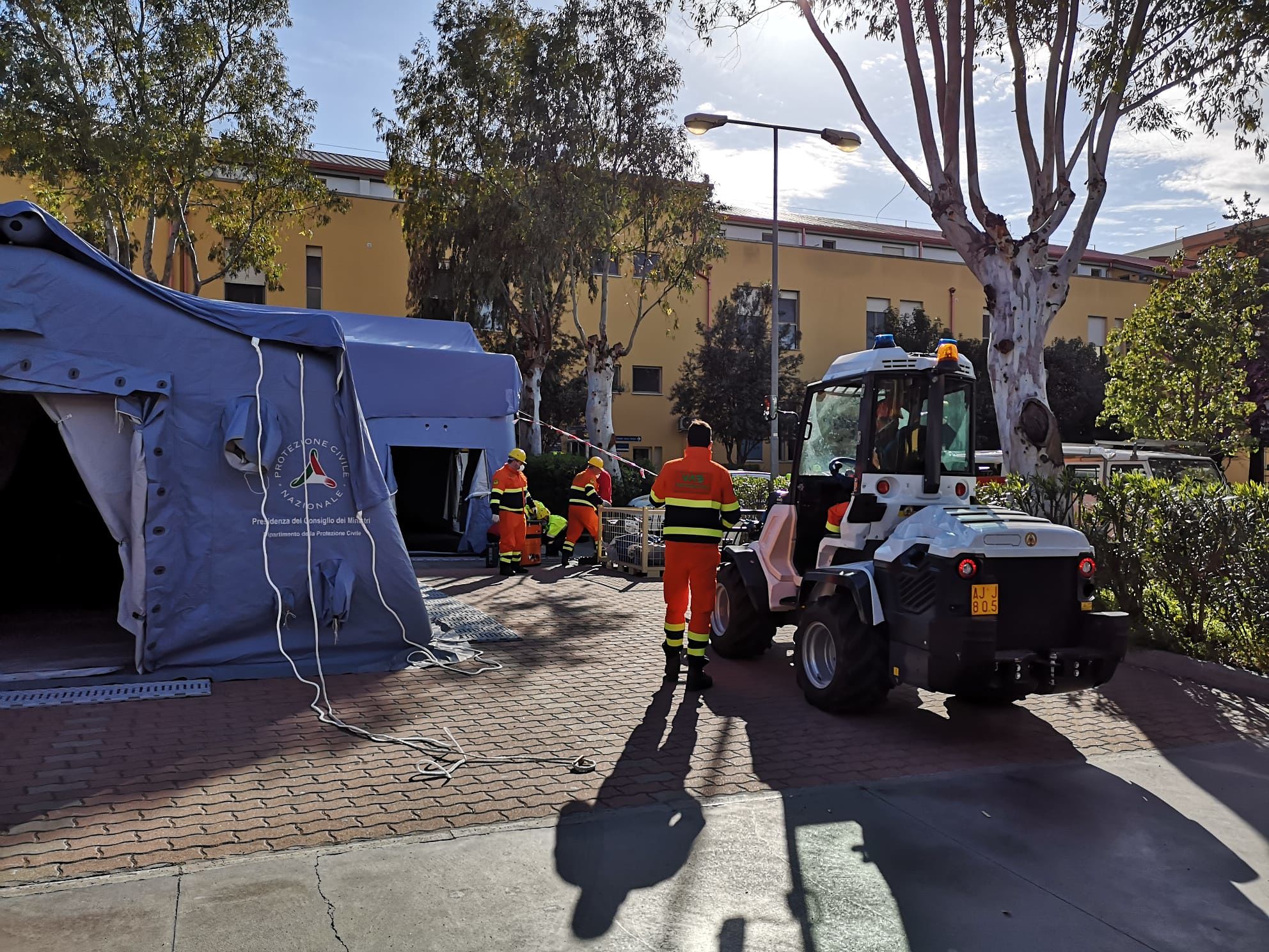 Coronavirus, tende di emergenza al Santissima Trinità di Cagliari: “Pronti a fronteggiare qualsiasi evenienza”