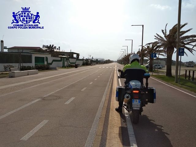 Cagliari, sei persone denunciate dalla Polizia Locale: giovani in gruppo, ambulanti, un genitore che si spostava col figlio per acquistare quaderni