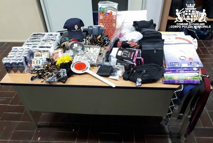 Ambulante abusivo senegalese vende tra i clienti in fila al market di Cagliari: denunciato dalla Polizia Locale