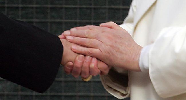 Coronavirus, nuove norme per le messe in Sardegna: niente scambio di pace e via l’acqua benedetta