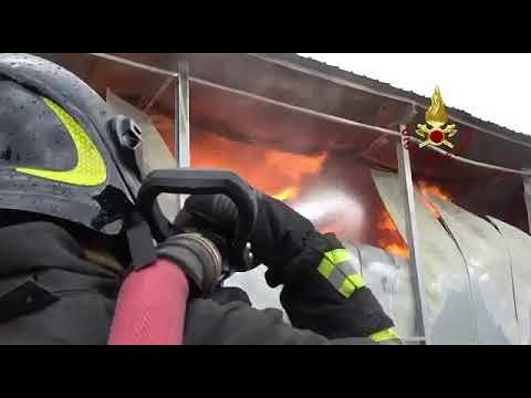 Sestu, maxi incendio nella zona industriale: a fuoco un’azienda di prodotti ortofrutticoli