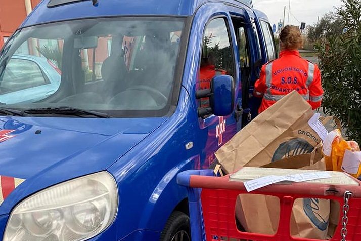 Coronavirus, invitano tutti a stare a casa: arance e pane duro contro i volontari a Quartu