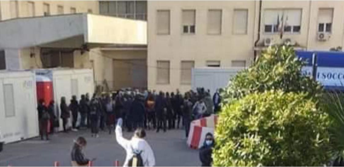 Sassari, dopo il morto in Cardiologia a decine si ammassano per i tamponi. Pili: tutto questo è inaudito