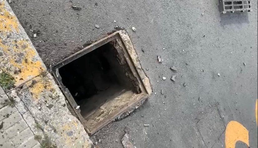 Cagliari, il tombino “esplode” e vola per aria: paura in via Is Mirrionis, passante colpito alla testa