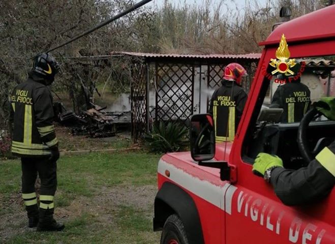 Quartucciu, incendio in un terreno privato a Sant’Isidoro: i vigili del fuoco in azione