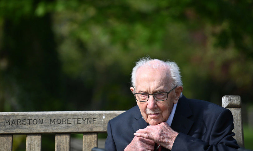 L’incredibile storia di Tom Moore: ecco chi è il centenario che ha raccolto 30 milioni contro il covid-19