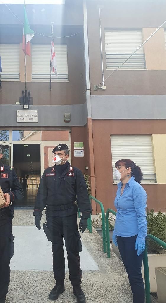 Genneruxi, 11 alunni non possono seguire le lezioni: i carabinieri portano un tablet a ciascuno