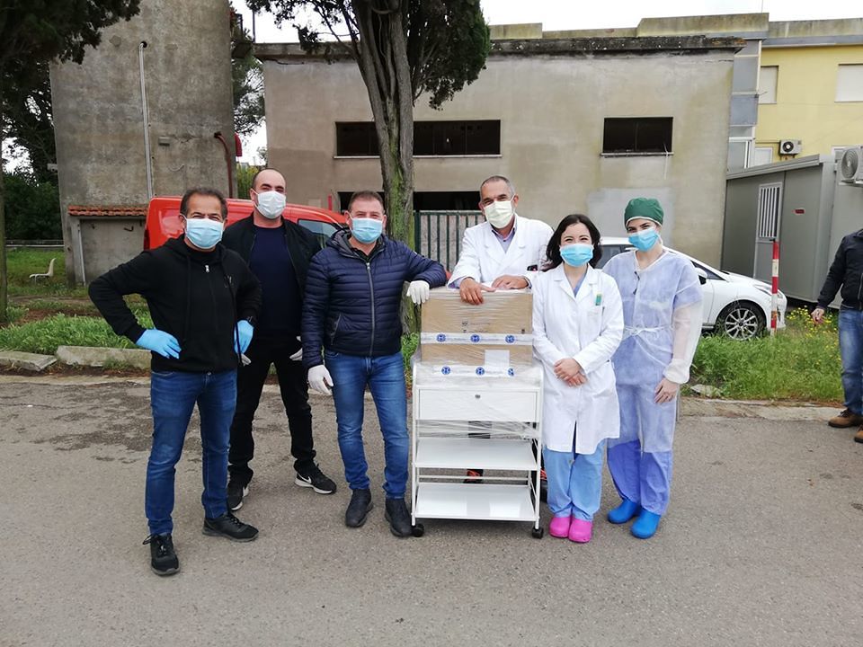 Coronavirus, la speciale paradura dei pastori sardi: donato elettrocardiografo all’ospedale