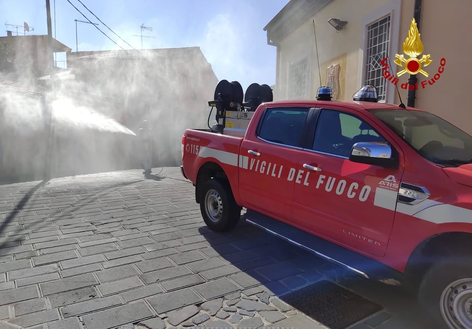 I vigili del fuoco di Sassari sanificano uffici postali, attività commerciali e farmacie