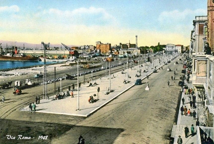 Cagliari, la via Roma del 1948 dopo la guerra: addio alle macerie, nacque la bellissima piazza davanti al mare