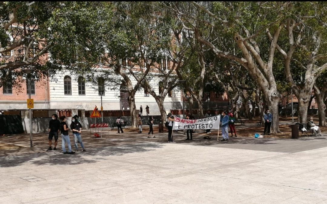 Il 25 aprile di protesta a Cagliari: scendono in piazza con striscioni, identificati e multati dalla Digos