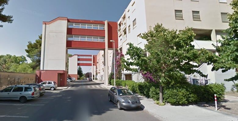 Dramma a Sassari, 77enne al volante va a sbattere contro due auto in sosta e muore