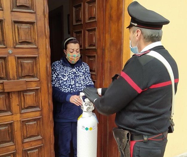 Sanluri, sola in casa ha bisogno di una bombola di ossigeno per gli anziani genitori: l’aiutano i carabinieri