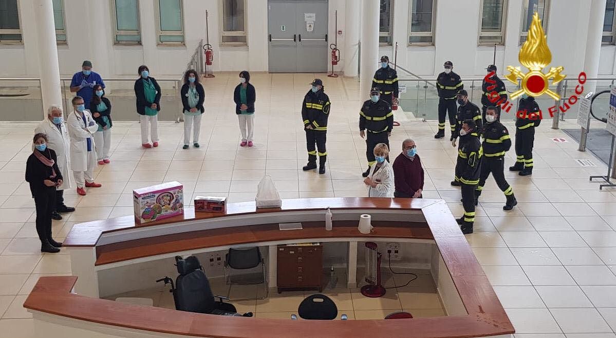 Giochi, tablet e Tv: i doni dei vigili del fuoco di Nuoro ai bimbi ricoverati all’ospedale San Francesco