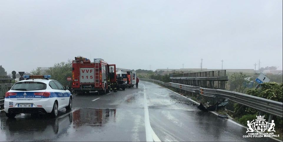 Perde il controllo dell’auto sulla 554 e finisce sul guardrail: due feriti all’ospedale