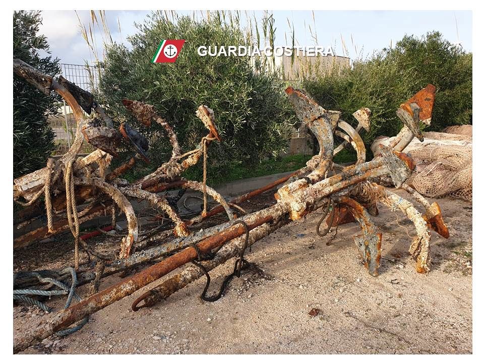 Carloforte, bonificata la vecchia tonnara di Cala Vinagra: ancore, catene e reti da pesca tirate fuori dall’acqua