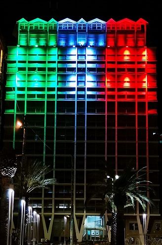 Cagliari, la sede dell’Enel illuminata con il Tricolore