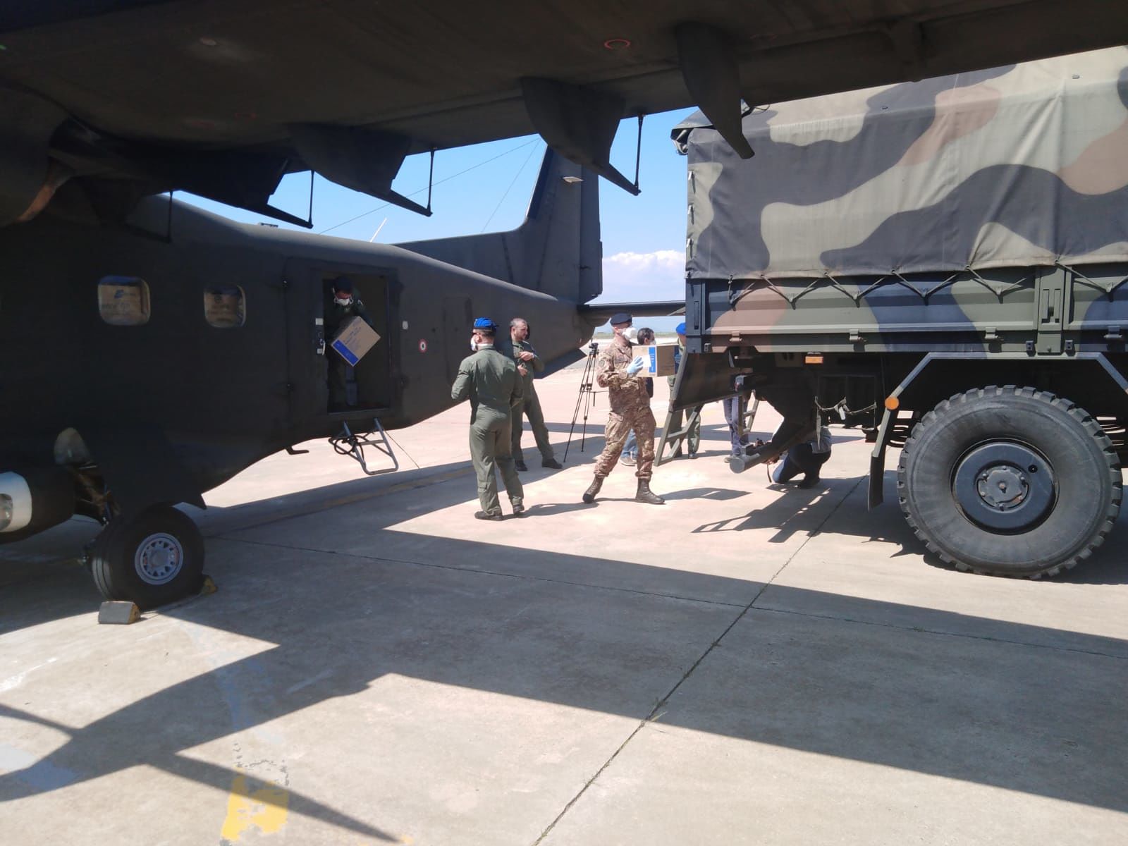 Sbarca a Elmas un Dornier dell’Esercito con a bordo termometri, indumenti e dispositivi di protezione individuale