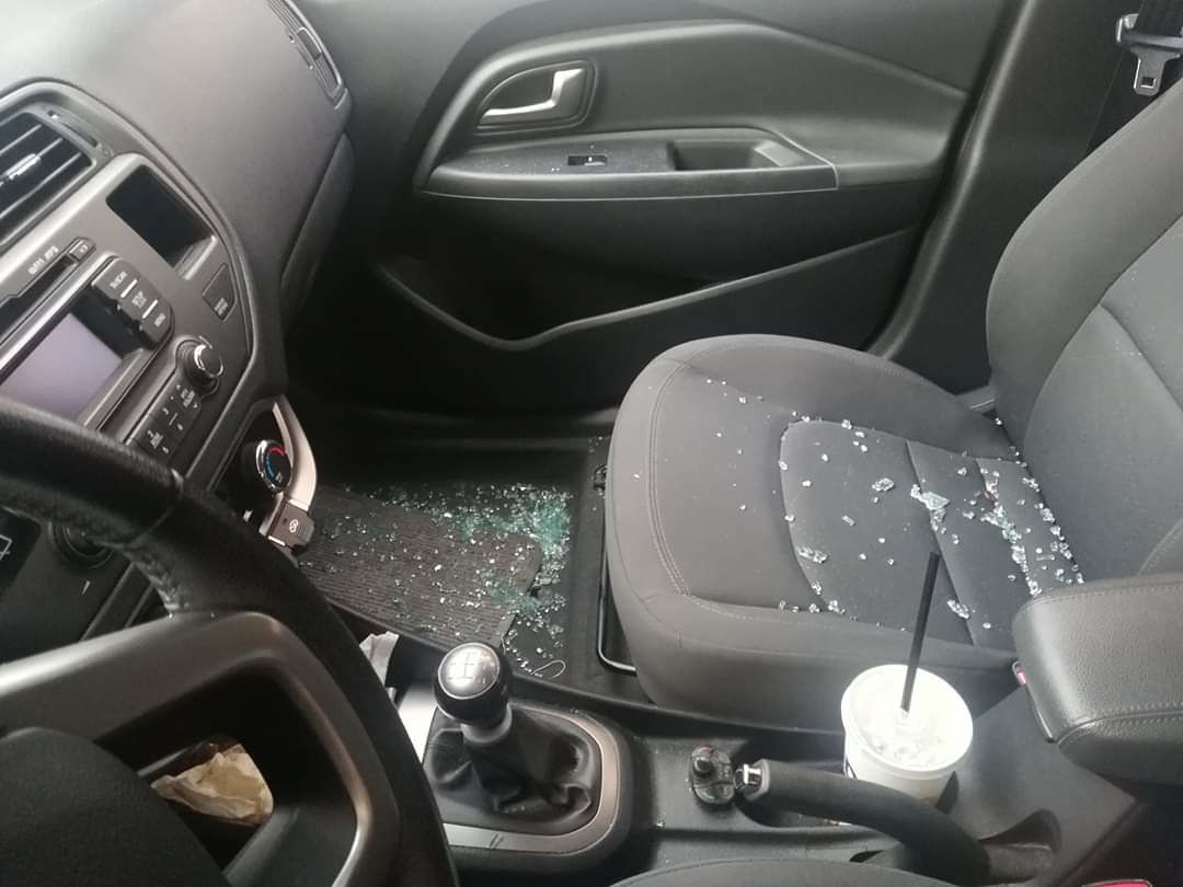 Il Coronavirus non ferma i vandali: “Così hanno spaccato i finestrini della mia auto a Pirri”