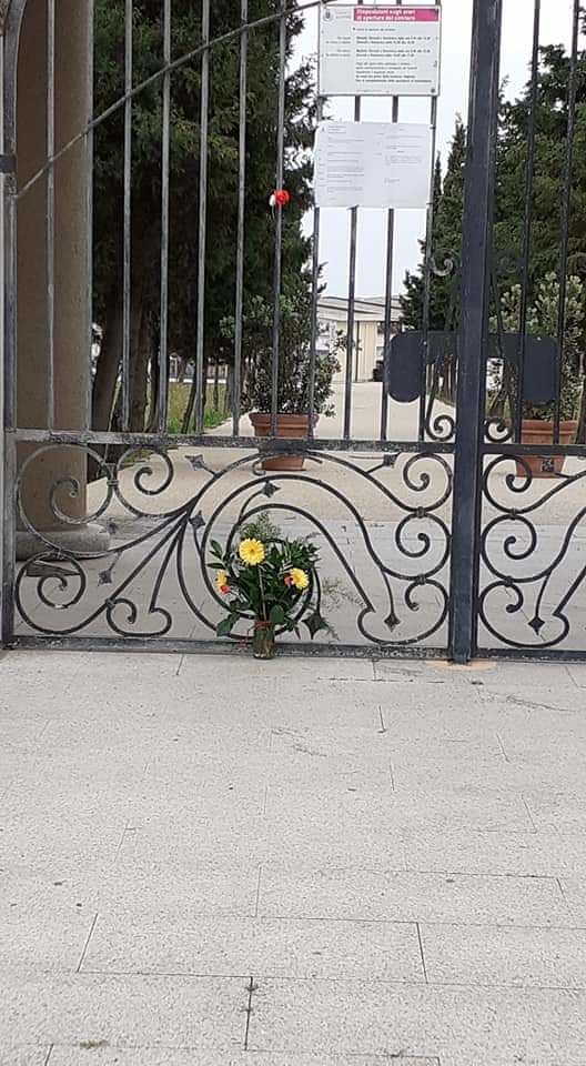 Emergenza covid-19 e cimiteri chiusi, a Guspini una donna porta i fiori per tutta la comunità