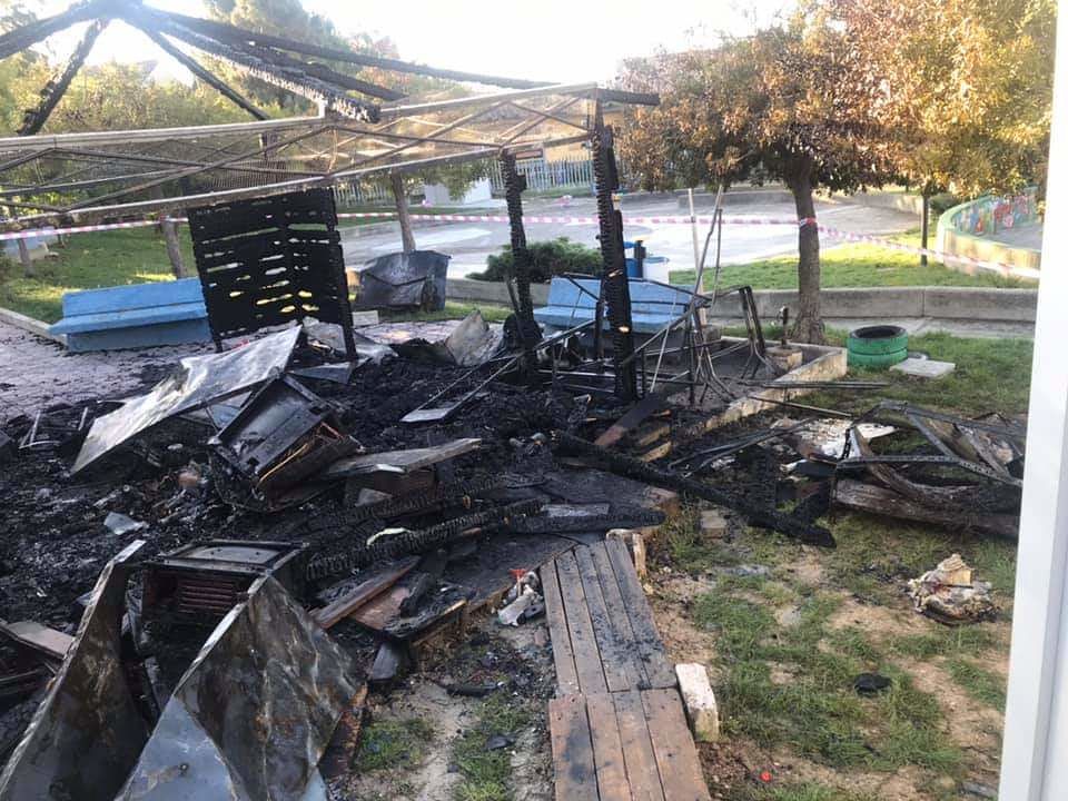 Settimo San Pietro, in cenere il chiosco di piazza Levi: “Devastato da un incendio” 