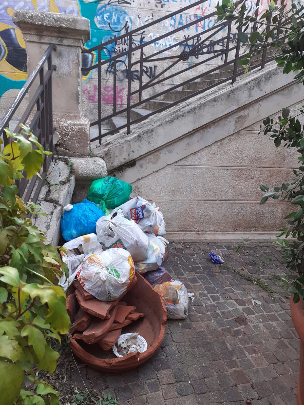 Cagliari, il Coronavirus non ferma gli incivili dei rifiuti: “A Villanova immondezzaio a cielo aperto”