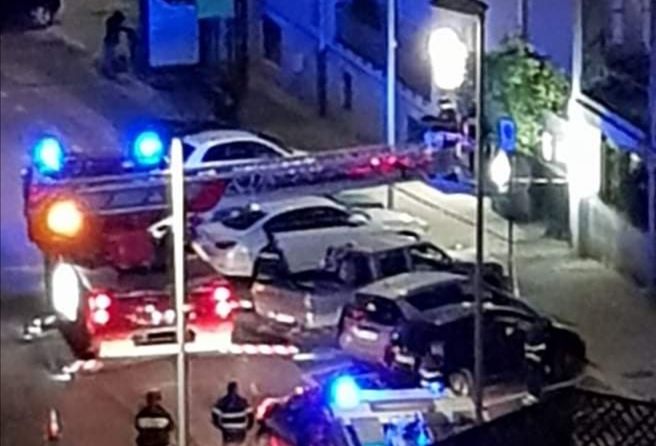 Cagliari, paura in via Scano: pioggia di calcinacci vicino ad alcune auto