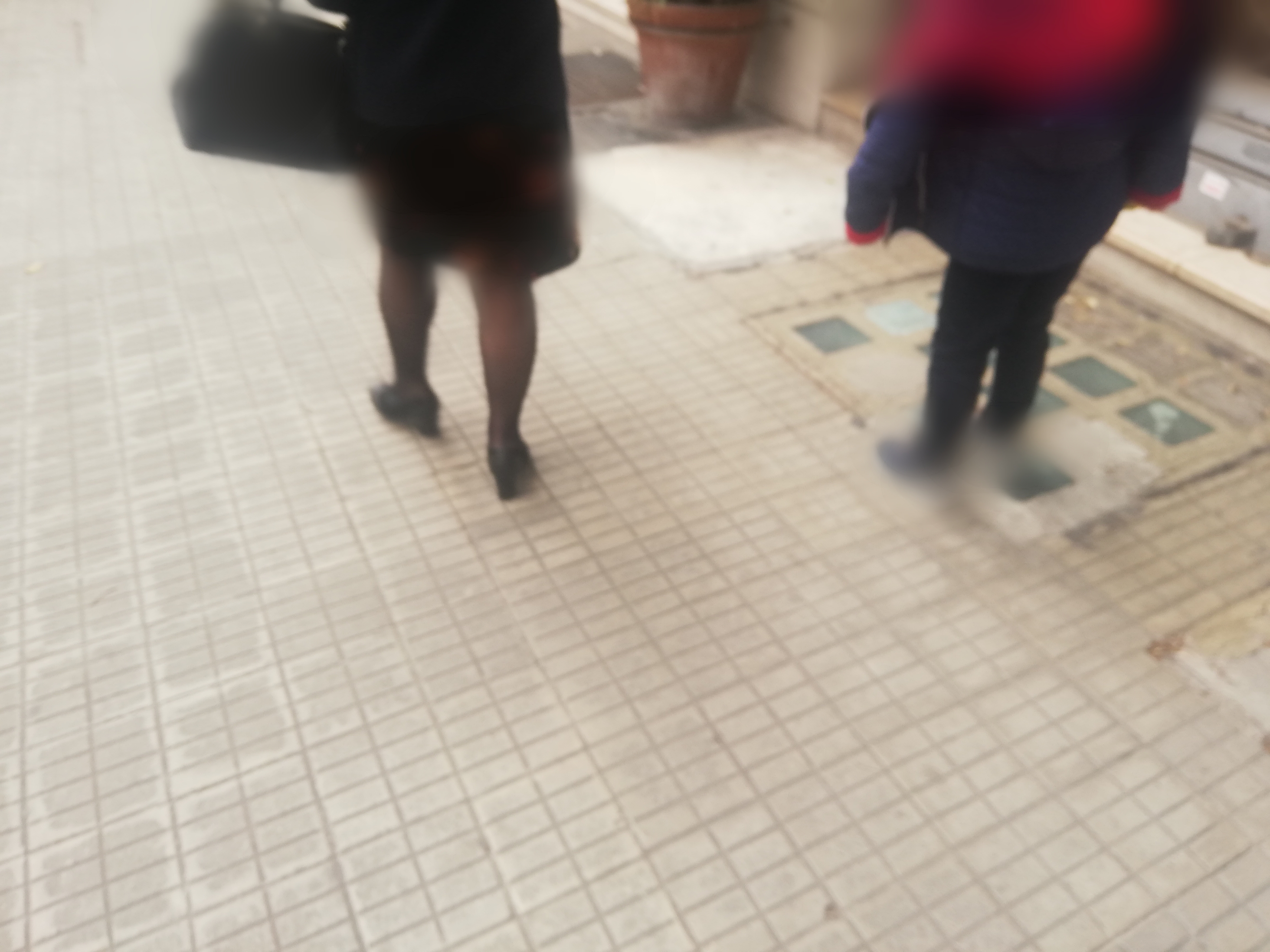 Cagliari, passeggiate troppo “comode” con i figli: c’è chi li porta anche al mercato