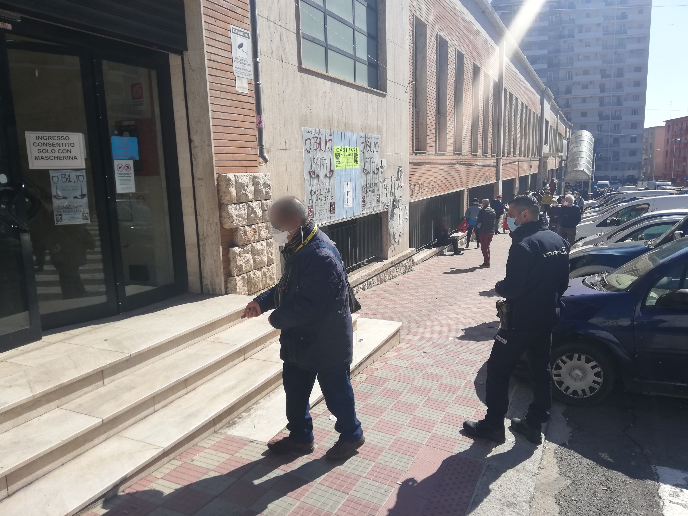 Cagliari, maxi file e controlli per entrare al mercato: spesa vietata senza mascherina