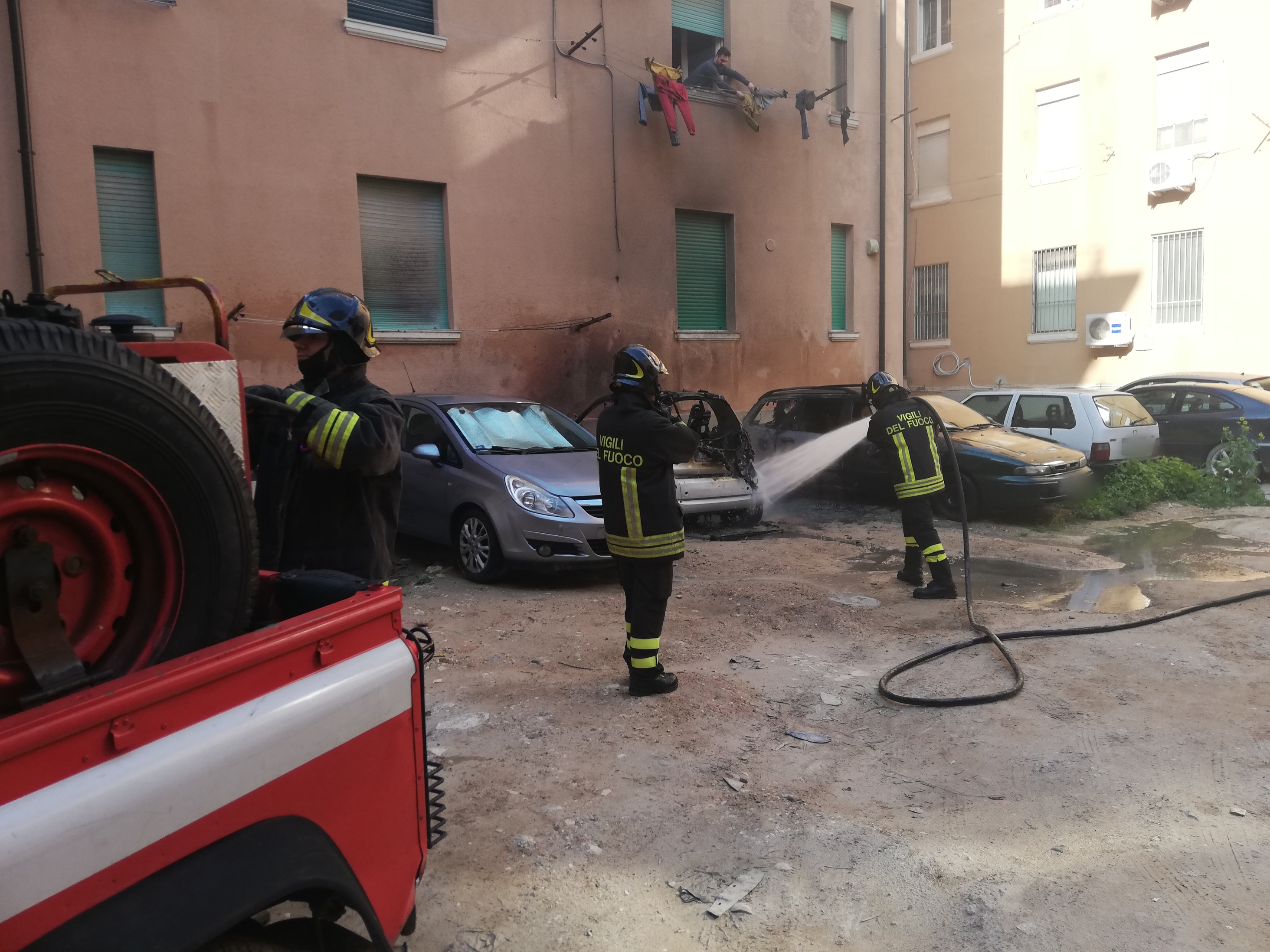 Cagliari, grande paura in via Foscolo: incendio divora 2 auto, fiamme vicinissime alle case