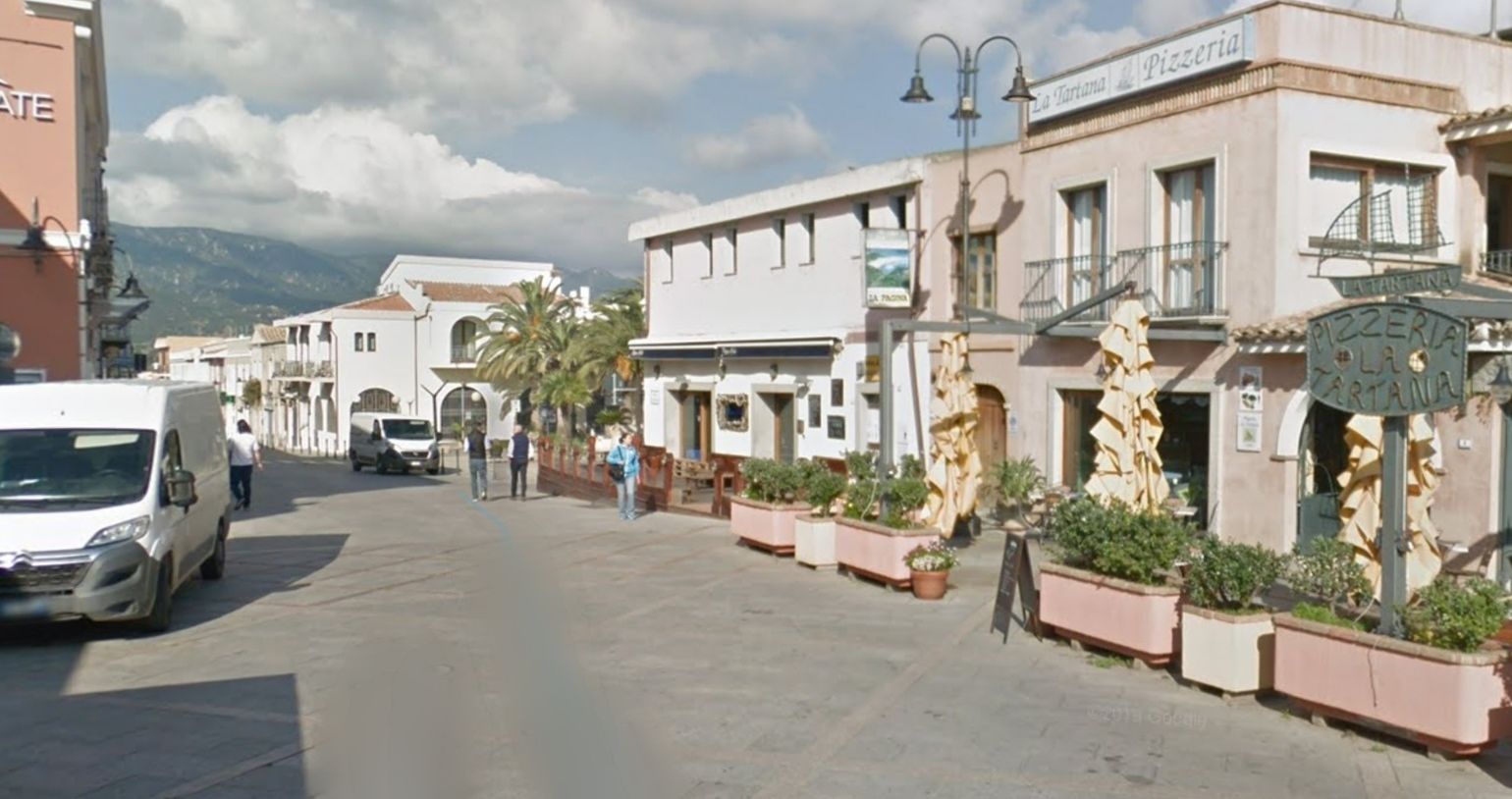 Follia a Villasimius, armato di coltello minaccia i soccorritori del 118