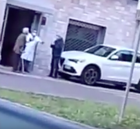 Medico di base pesta anziano paziente con calci e pugni: il video choc