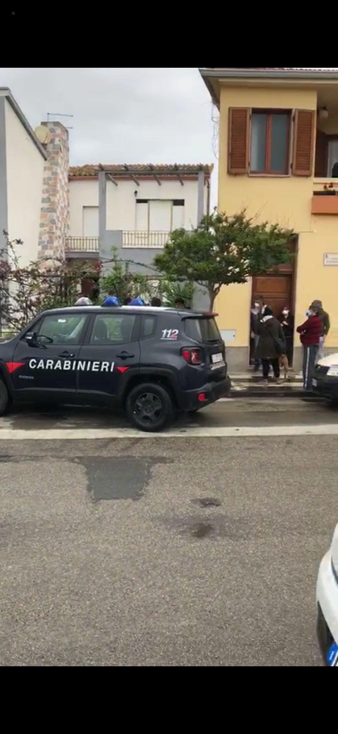 Tentano di occupare una casa a Serramanna, ma gli abitanti li bloccano: “Grazie a tutti”