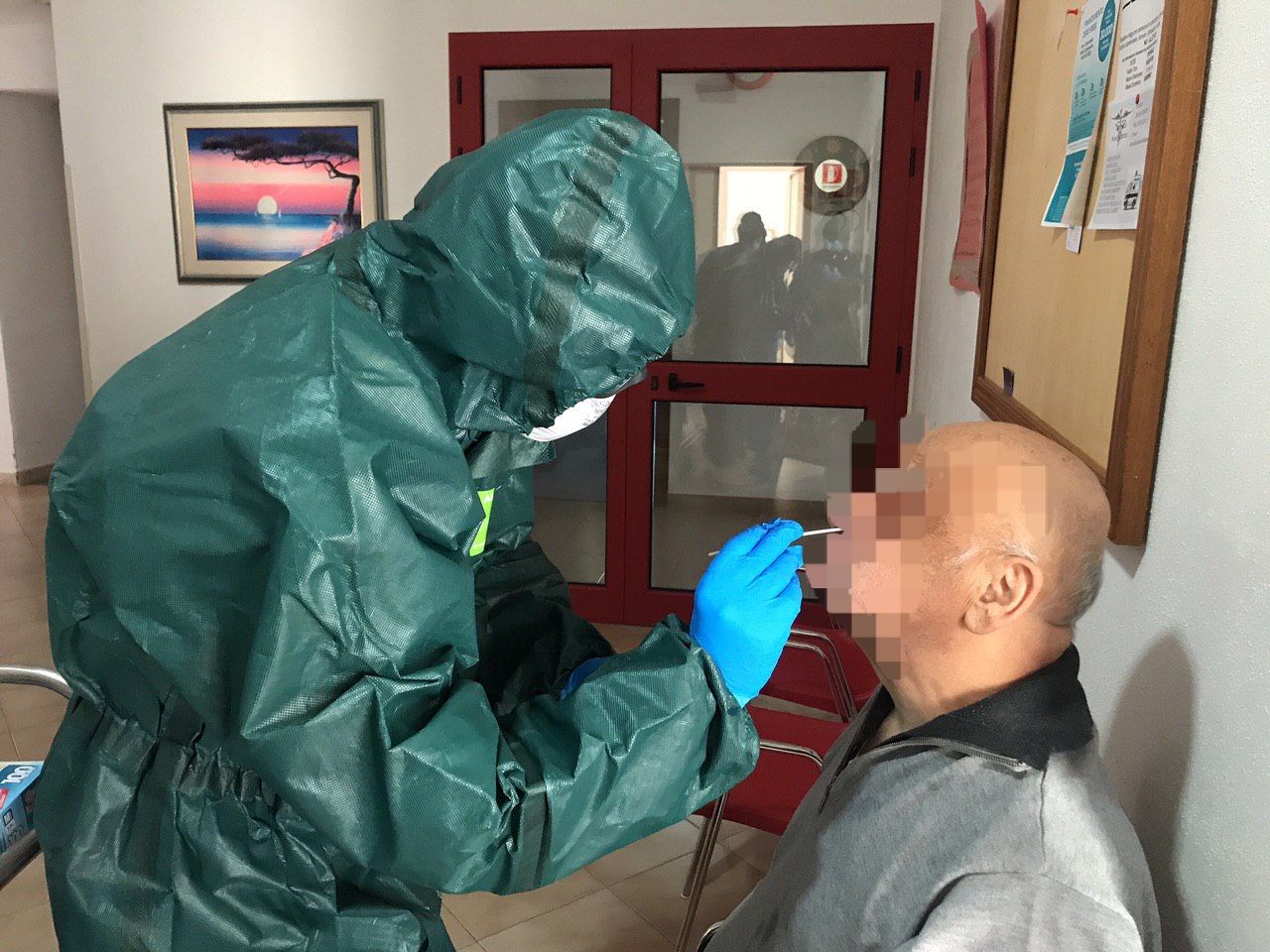 Covid-19, medici e infermieri di Esercito e Marina nella casa di riposo per anziani di Tula