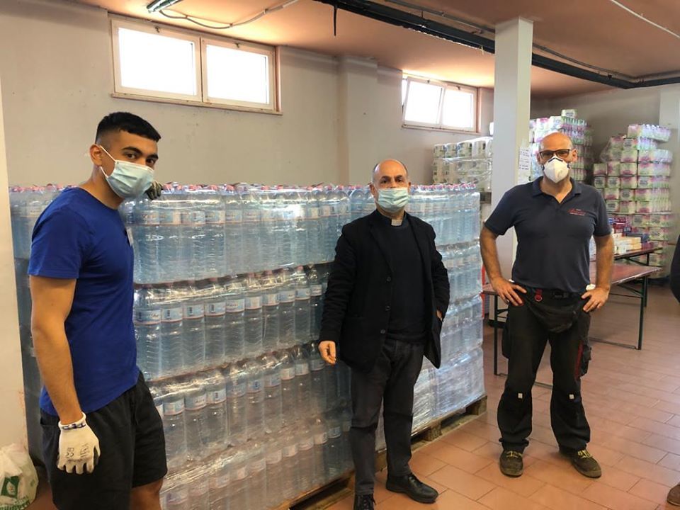 Cagliari, donati 4 mila litri d’acqua ai bisognosi. La Caritas: “Il trionfo della generosità”