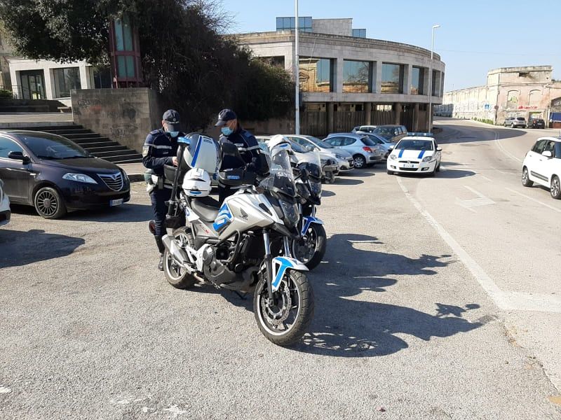 Bevono birra sopra una panchina e sui gradini delle case, cinque multati a Sassari