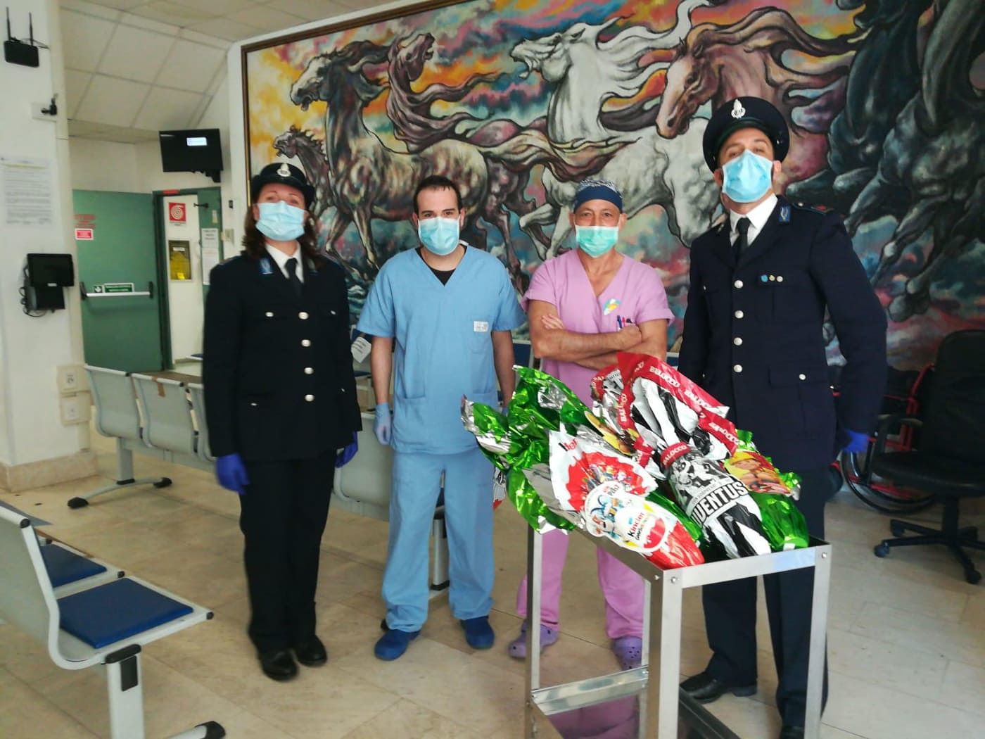 Il bel gesto: gli agenti di polizia penitenziaria regalano le uova di Pasqua ai bimbi ricoverati al Microcitemico