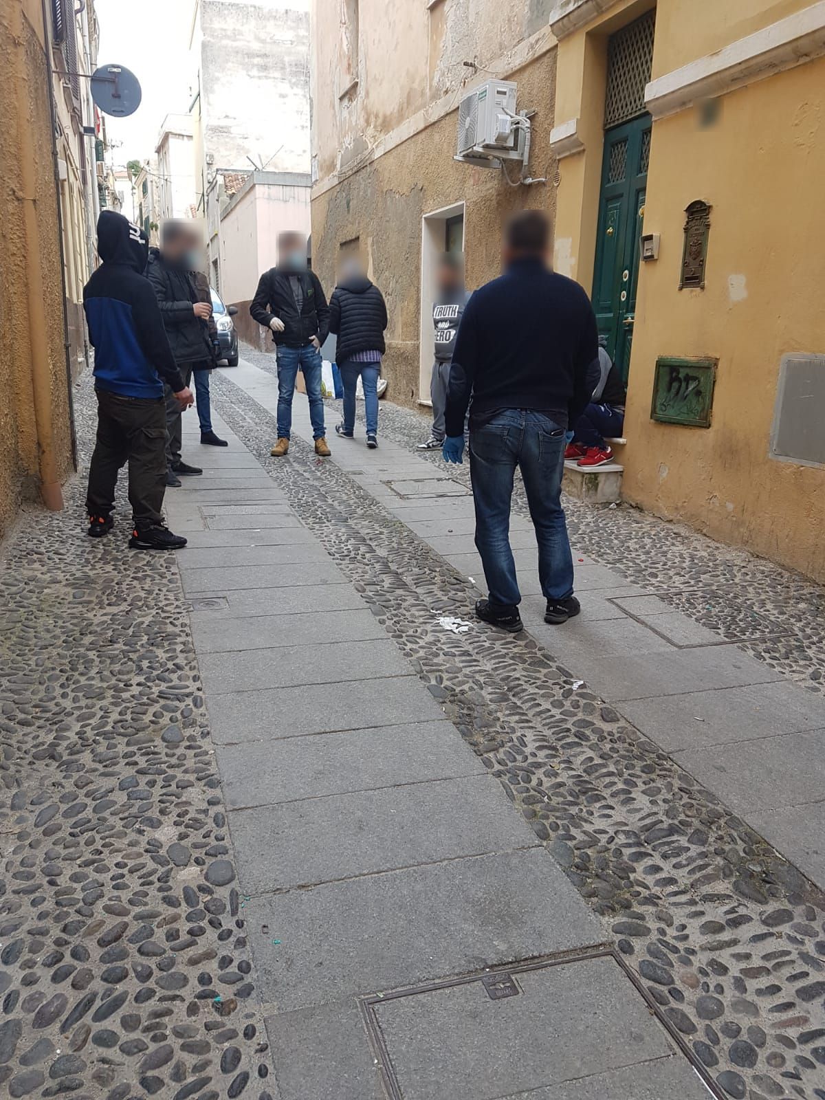 Assembramenti, minacce e modi aggressivi: 9 persone sanzionate a Sassari dalla polizia