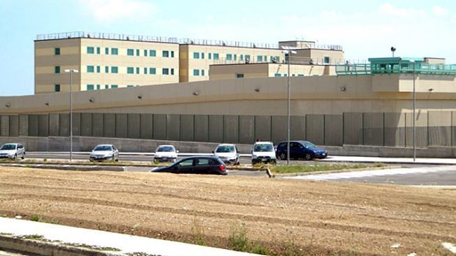 Sassari, agente aggredito in carcere da un detenuto: “Dieci giorni di cure, inaccettabile”