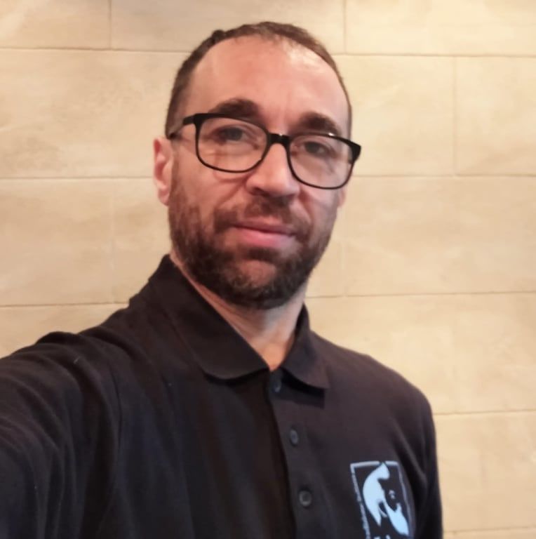 “Io, barbiere di Sestu in crisi: voglio lavorare anche se ho paura, dovremo convivere tutti col Coronavirus”