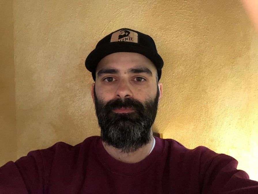 Alessio, barbiere di Quartu: “Chiuso da due mesi e poi pure la beffa: danneggiato dagli abusivi”