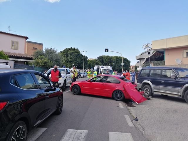 Settimo, schianto al semaforo a tutta velocità: ferito un giovane di 29 anni alla guida di una Bmw rossa