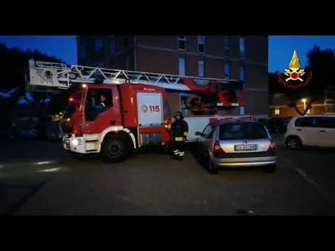 Cagliari, paura al Cep: incendio all’11esimo piano, marito e moglie spengono le fiamme poi arrivano i vigili del fuoco