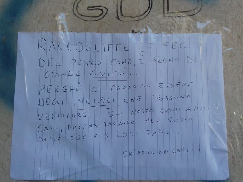 Cagliari, cartello choc in via Goldoni: “Se non raccogliete le feci dei vostri cani, ve li avveleniamo”