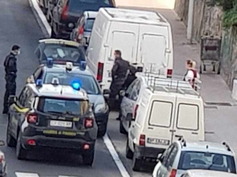 “Sono uscito per le sigarette senza certificazione”: ragazzino inseguito e graziato dalla Finanza a Cagliari