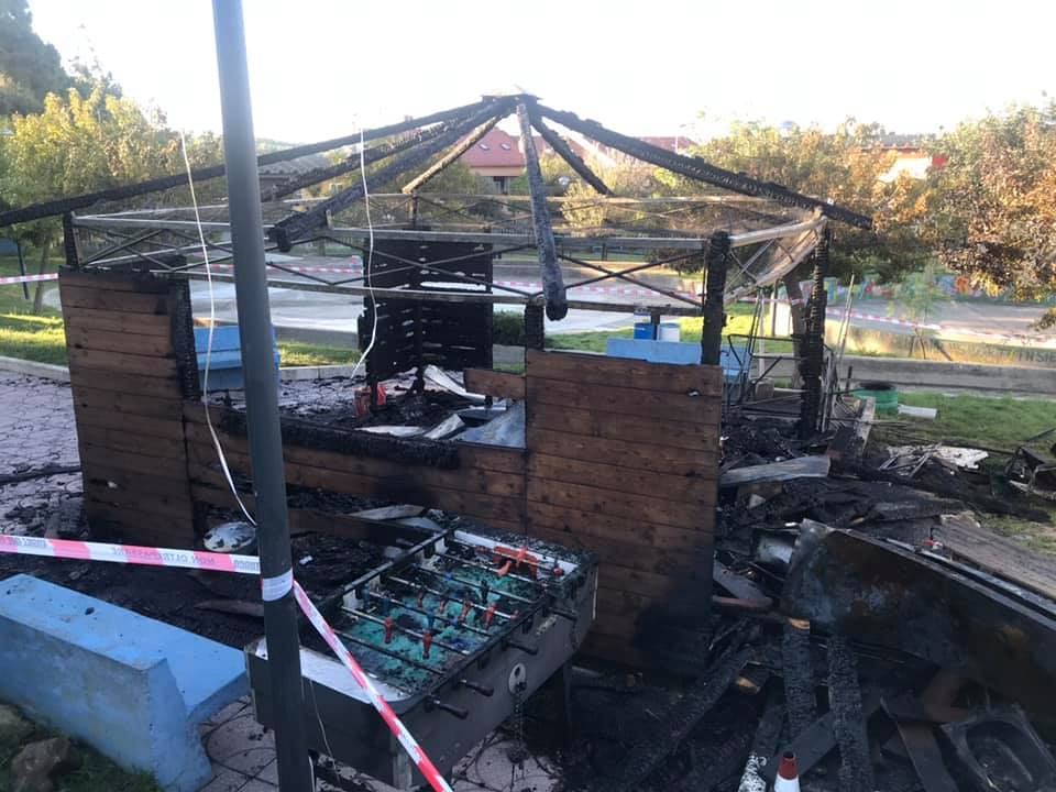Settimo, devastato nella notte da un incendio il chiosco in piazza Levi: “Un buongiorno acre”