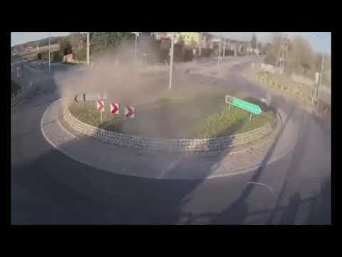 Circonvallazione, spettacolare incidente: uomo ubriaco decolla dalla rotonda a 150 km/h (VIDEO)