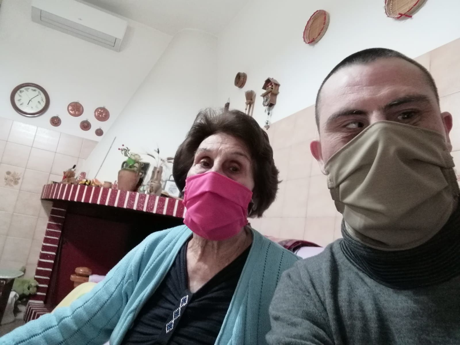 Mascherine colorate per i disabili: il bel gesto degli infermieri del Sulcis “perchè l’allegria può sempre vincere”